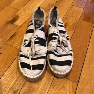 DV Canvas Women’s Shoe